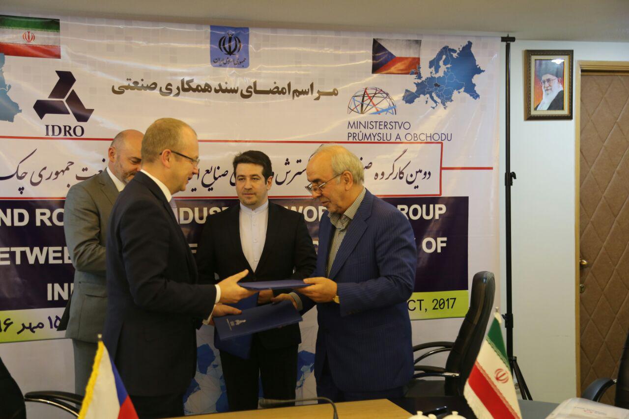 سازمان گسترش و نوسازی صنایع ایران و وزارت صنعت چک سند همکاری صنعتی امضا کردند
