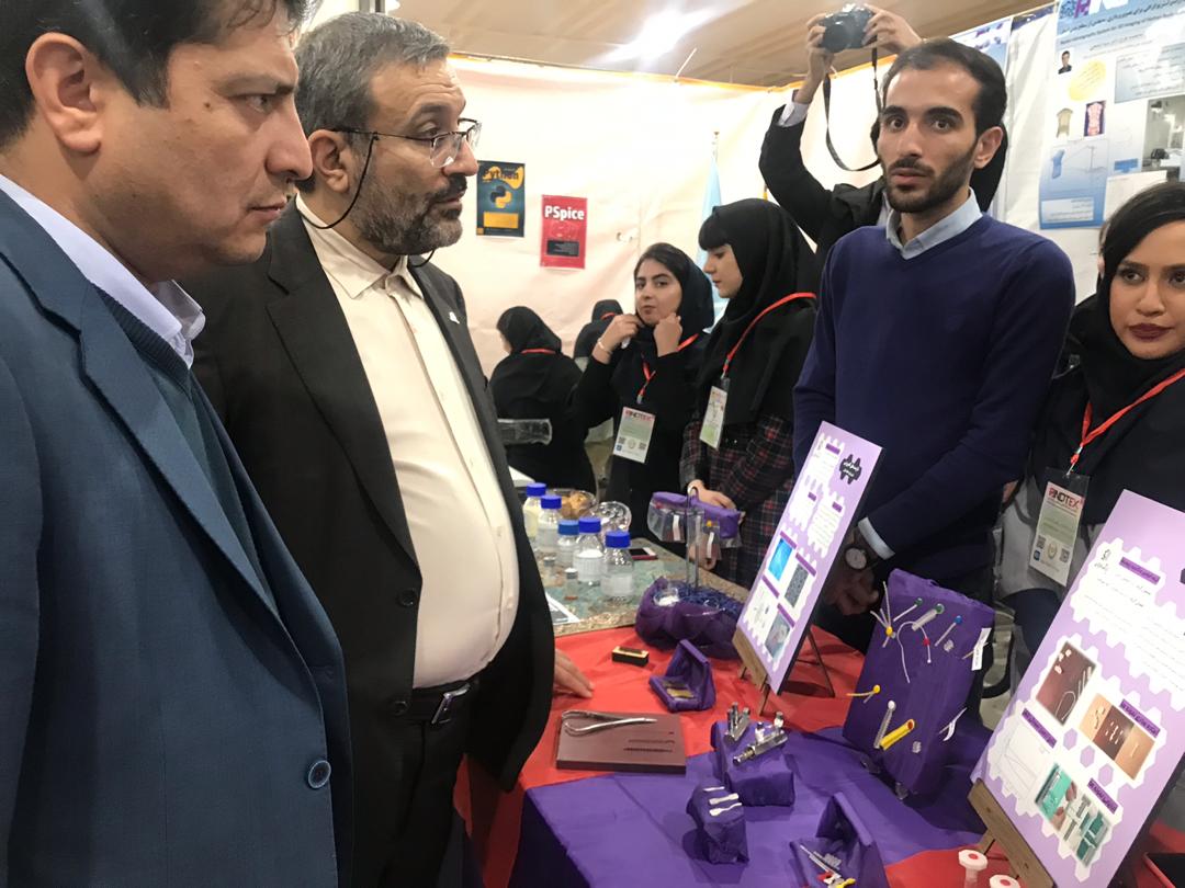 حضور معاون وزیر صمت در غرفه مرکز نوآوری و فناوری دانشگاه صنعتی سهند تبریز